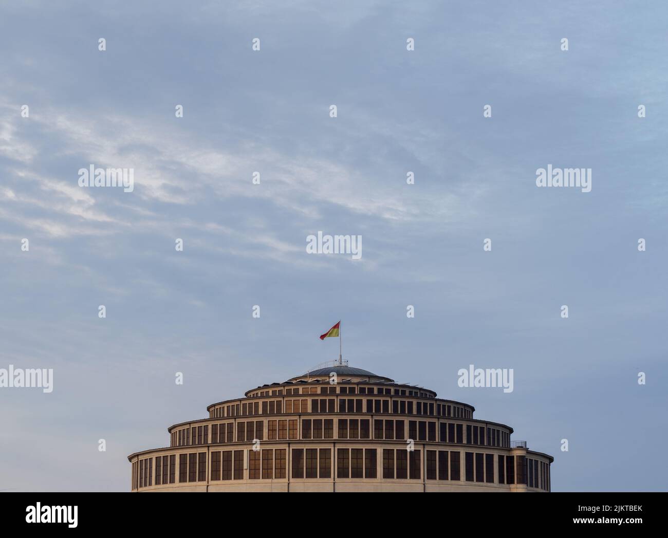 Una bella foto della sala del Centenario (Hala Stulecia) contro il cielo nuvoloso durante il giorno a Breslavia, Polonia Foto Stock