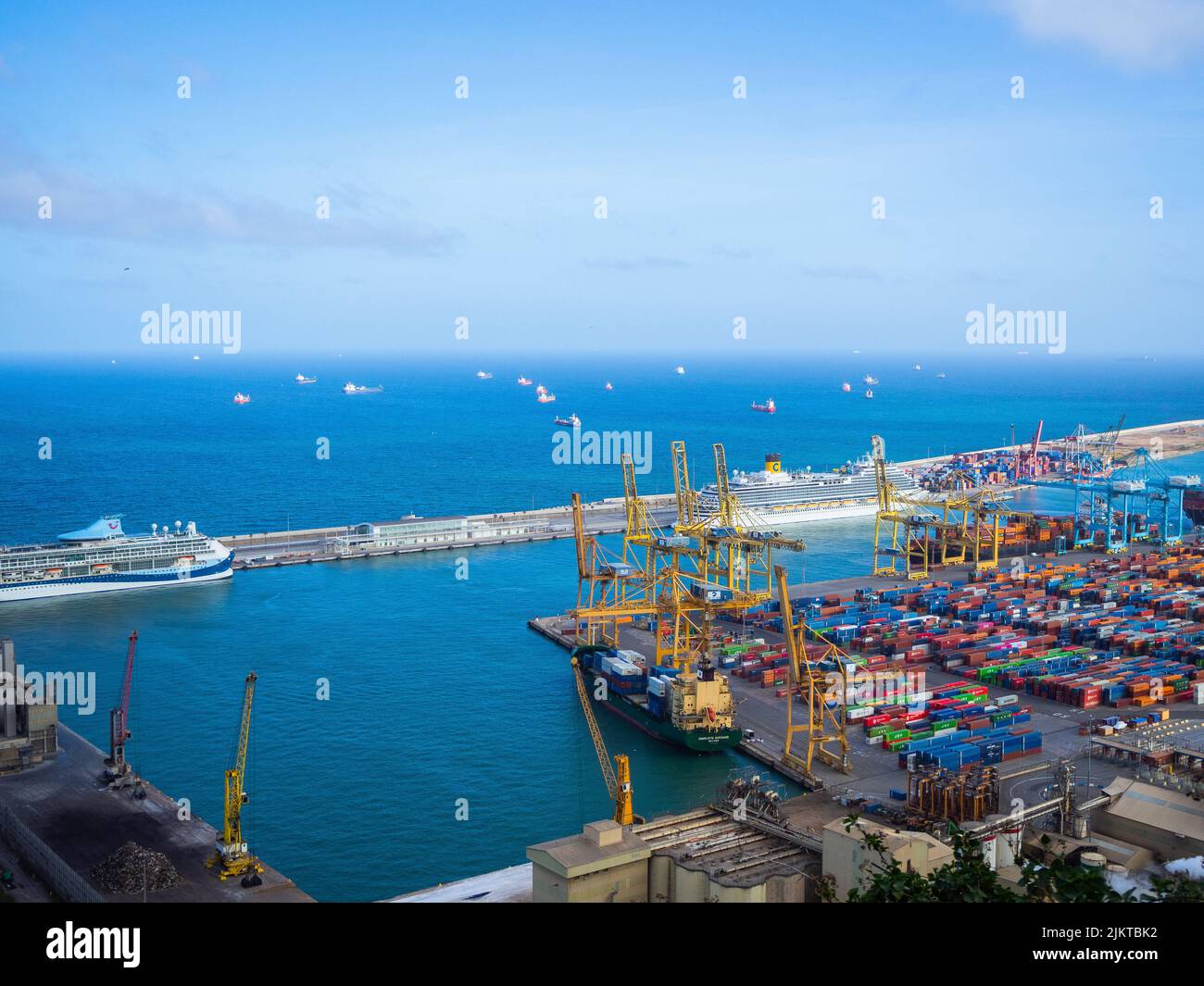 Un porto di carico industriale con navi e gru a Barcellona, Spagna Foto Stock