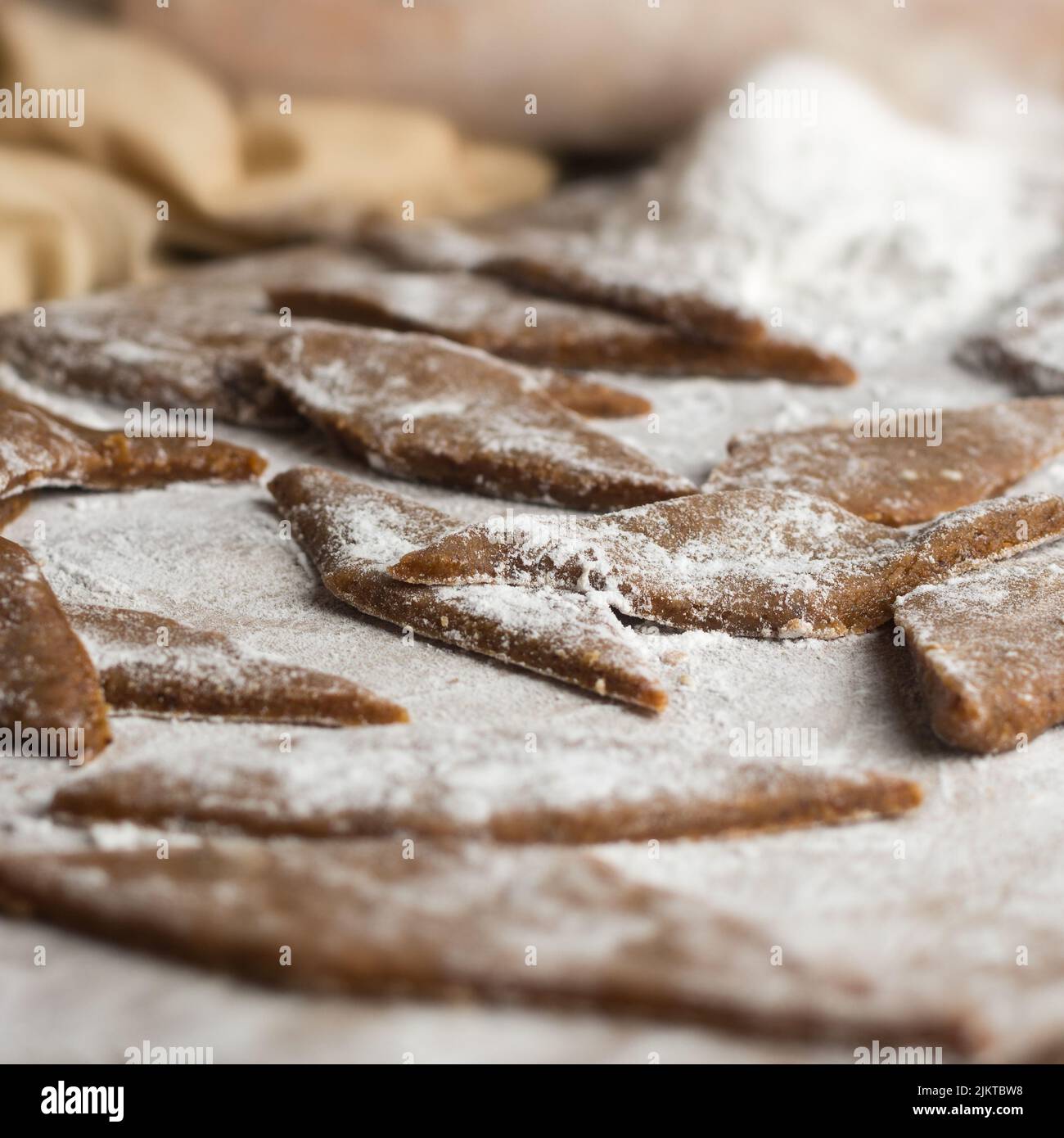 preparazione di dolci di fagiolo mungo da fritto, noto anche come mung kavum, dolci tradizionali a forma di diamante in sri lanka fatti con fagiolini mungo , farina di riso Foto Stock