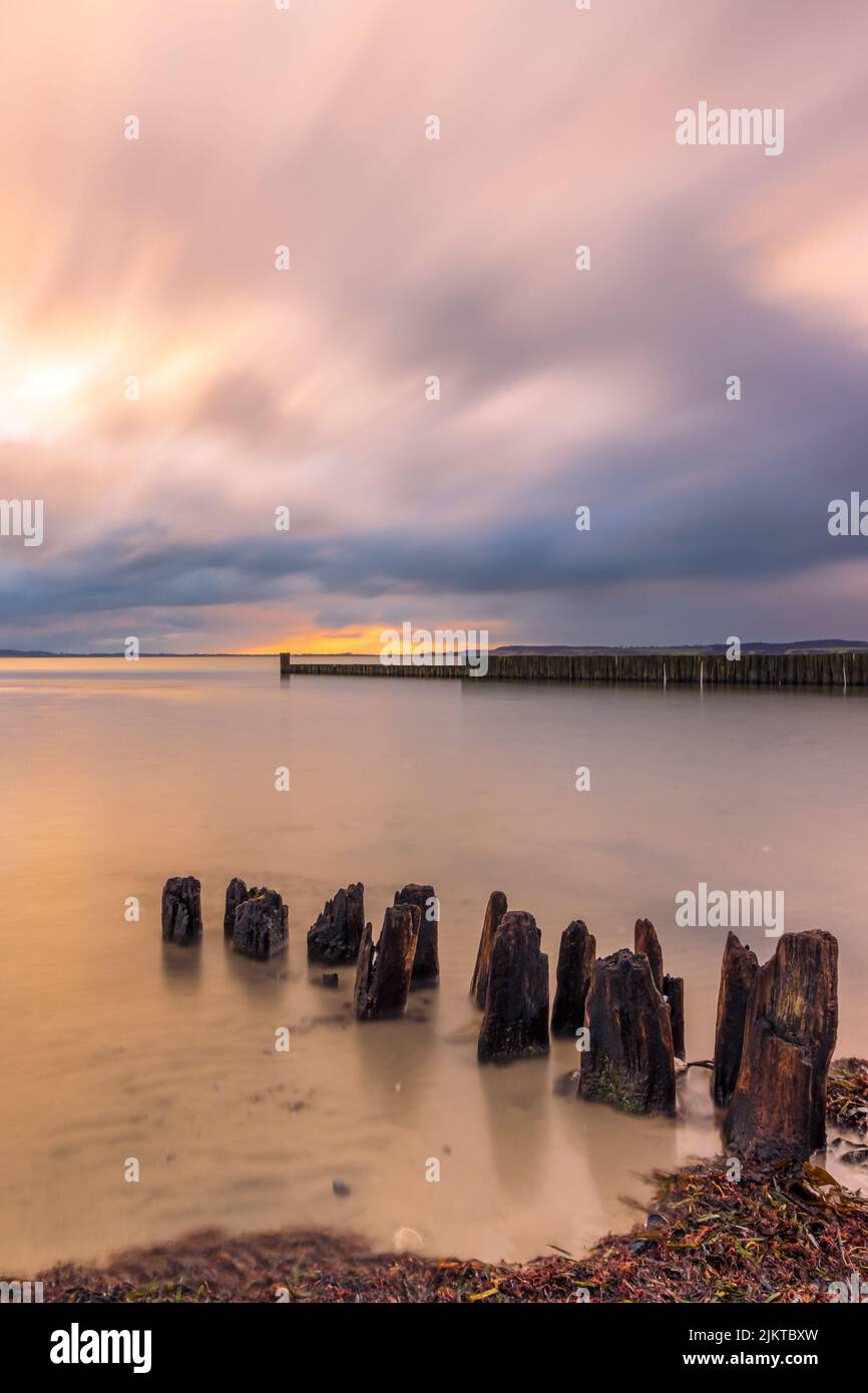 Ripresa verticale dell'alba sulla costa del Mar Baltico nello Schleswig-Holstein, Germania Foto Stock