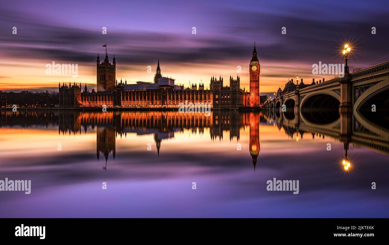 Le grandi riflessioni di ben sul Tamigi di notte Foto Stock