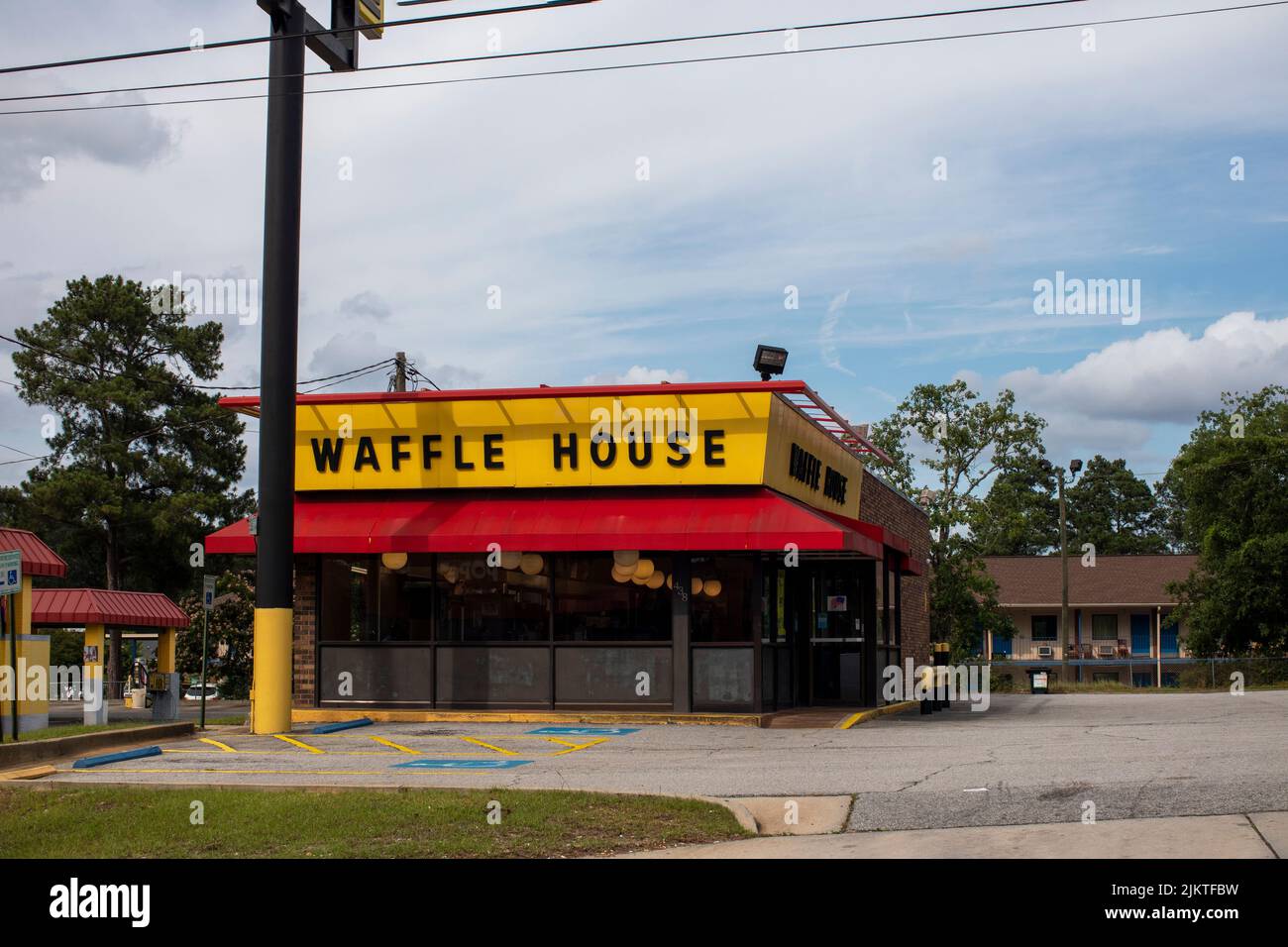 Augusta, GA USA - 05 21 21: Vista frontale waffle House ristorante esterno Foto Stock