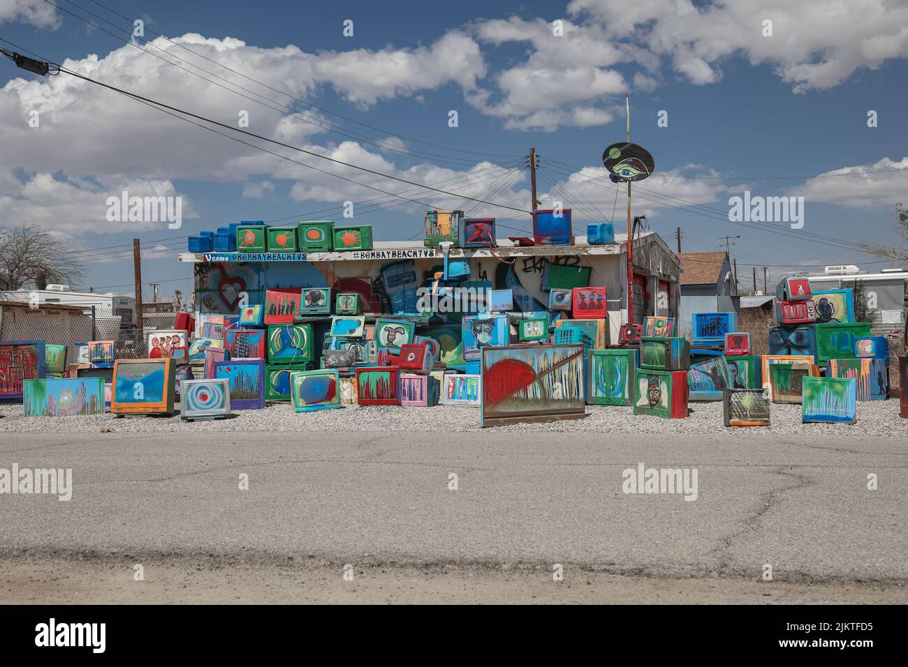 Un lotto abbandonato è uno degli spazi trasformati con installazioni pubbliche d'arte nella città di Bombay Beach. Foto Stock