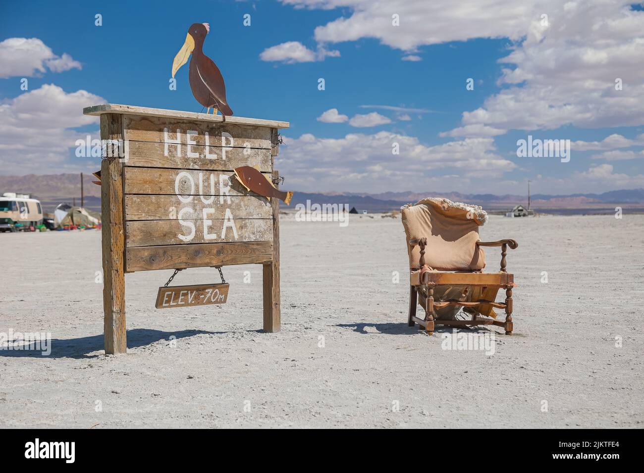 Gli artisti di Renegade hanno creato installazioni strane lungo la riva asciutta del mare di Salton a Bombay Beach. Foto Stock