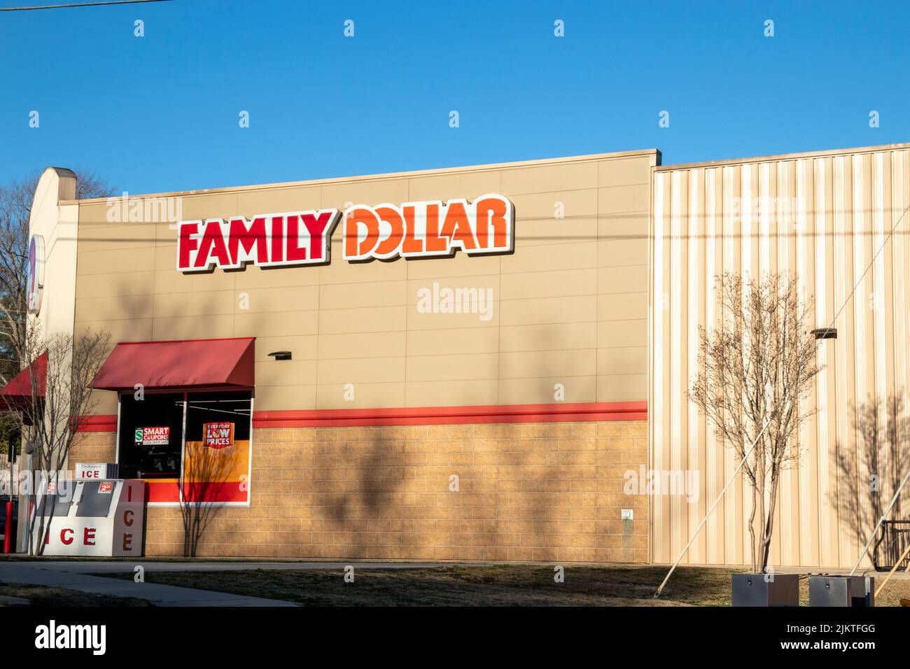 Augusta, GA Stati Uniti d'America - 02 23 21: Vista laterale del negozio di vendita al dettaglio del dollaro della famiglia Foto Stock