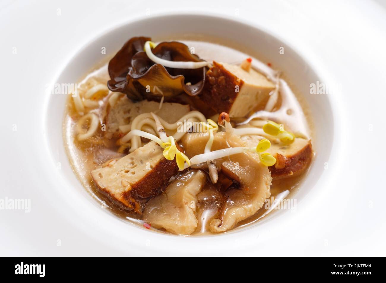 Zuppa di ramen giapponese con brodo tofu e funghi noodles Foto Stock