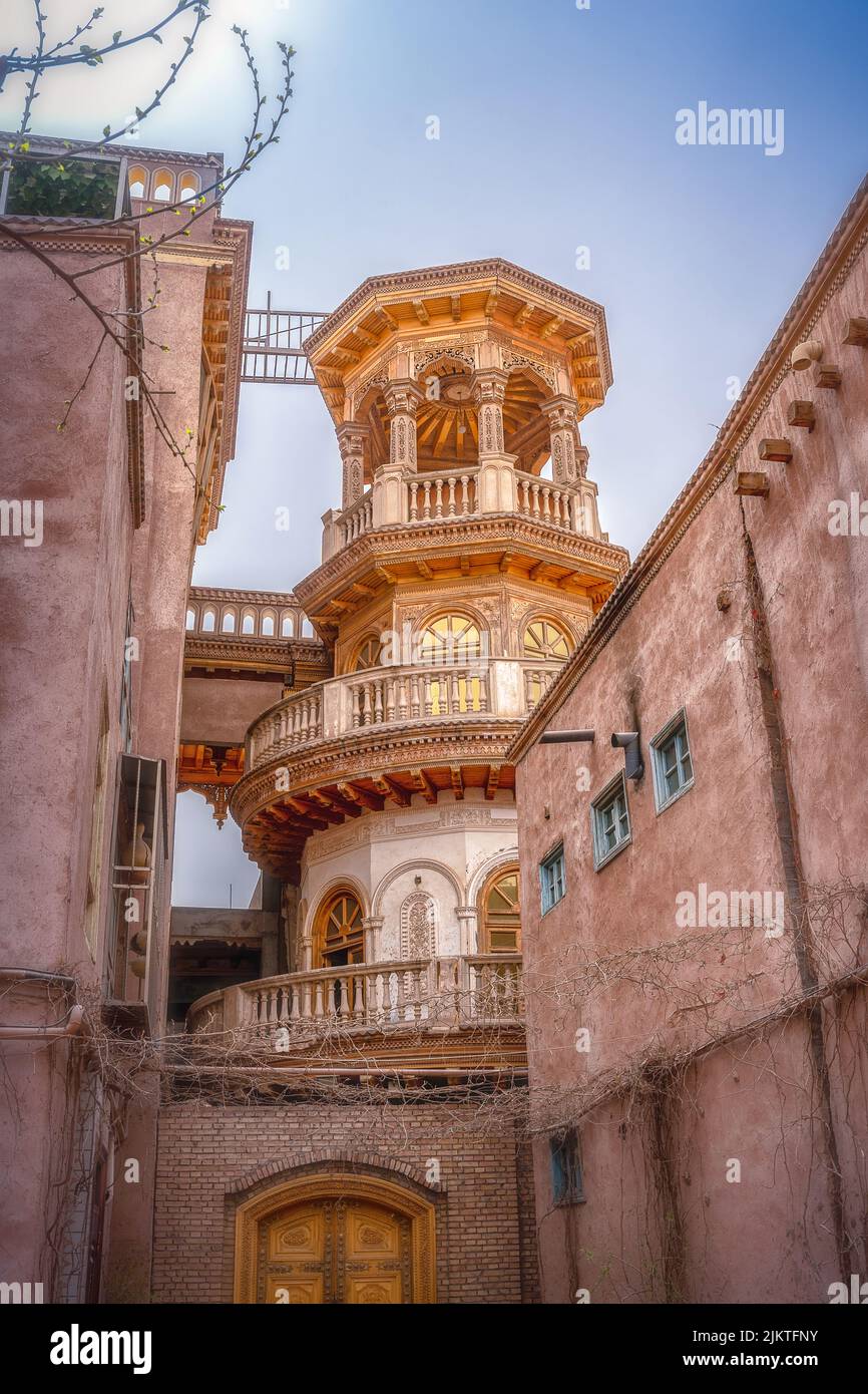 Un'immagine verticale dell'antica facciata architettonica storica di Kashgar Foto Stock