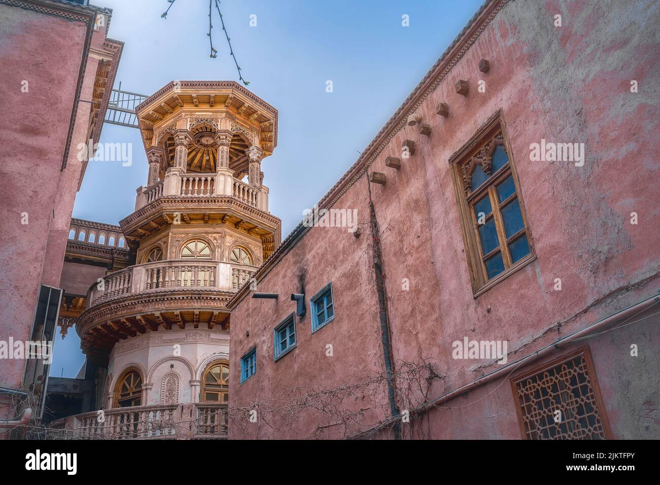 Un basso angolo di antica facciata architettonica storica edificio a Kashgar Foto Stock