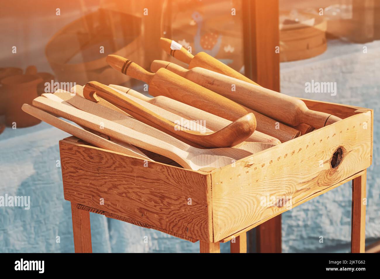 Utensili da cucina in legno - cucchiai e mestoli fatti a mano da un maestro artigiano o carpentiere Foto Stock