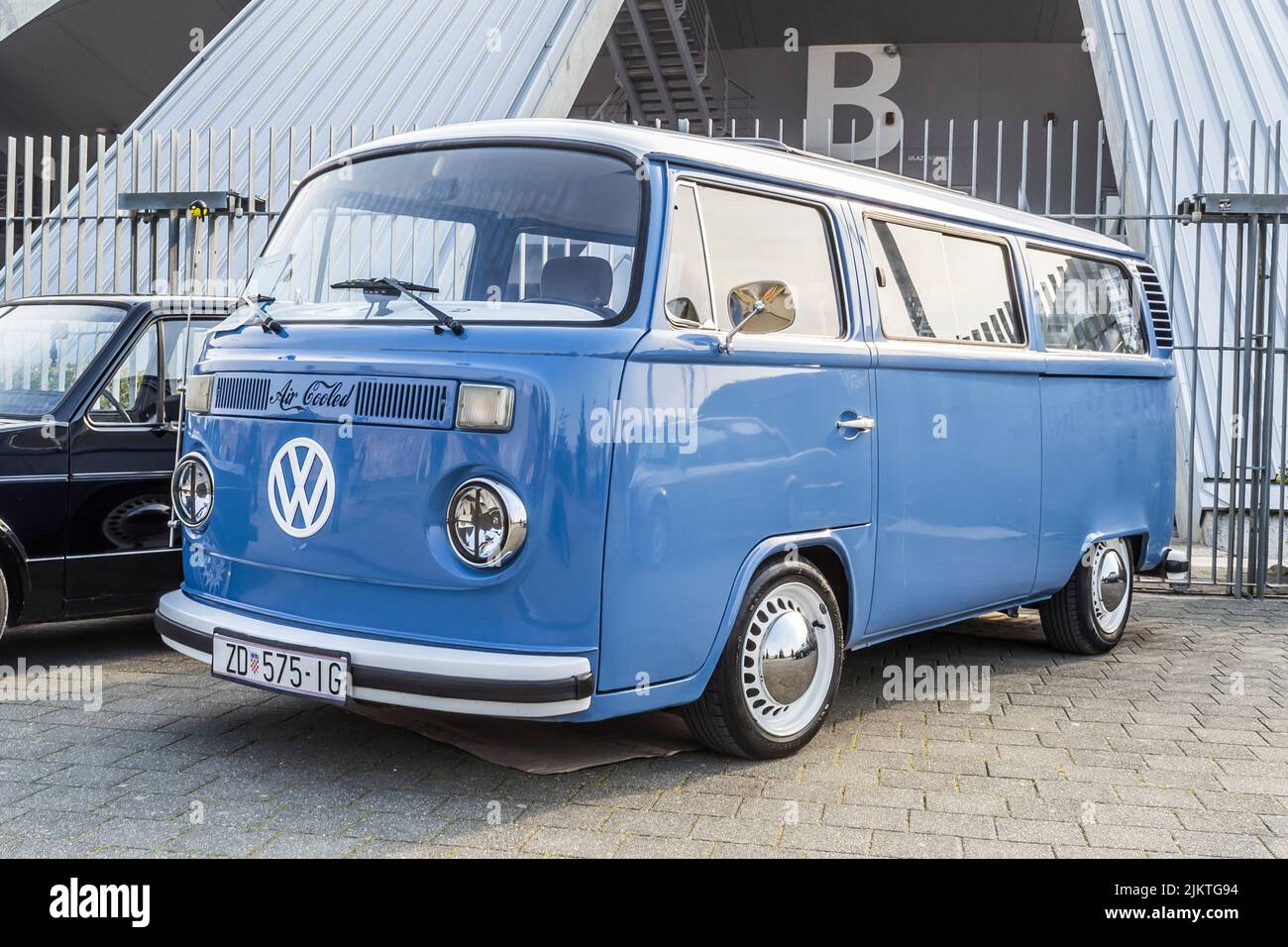 Un furgone blu Volkswagen T2 vintage per passeggeri in mostra di auto classiche Foto Stock