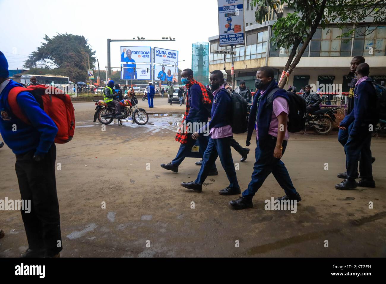 Gli studenti camminano per le strade affollate del quartiere centrale degli affari di Nairobi, andando a casa dopo una direttiva del Segretario del Gabinetto dell'Istruzione (CS) Foto Stock