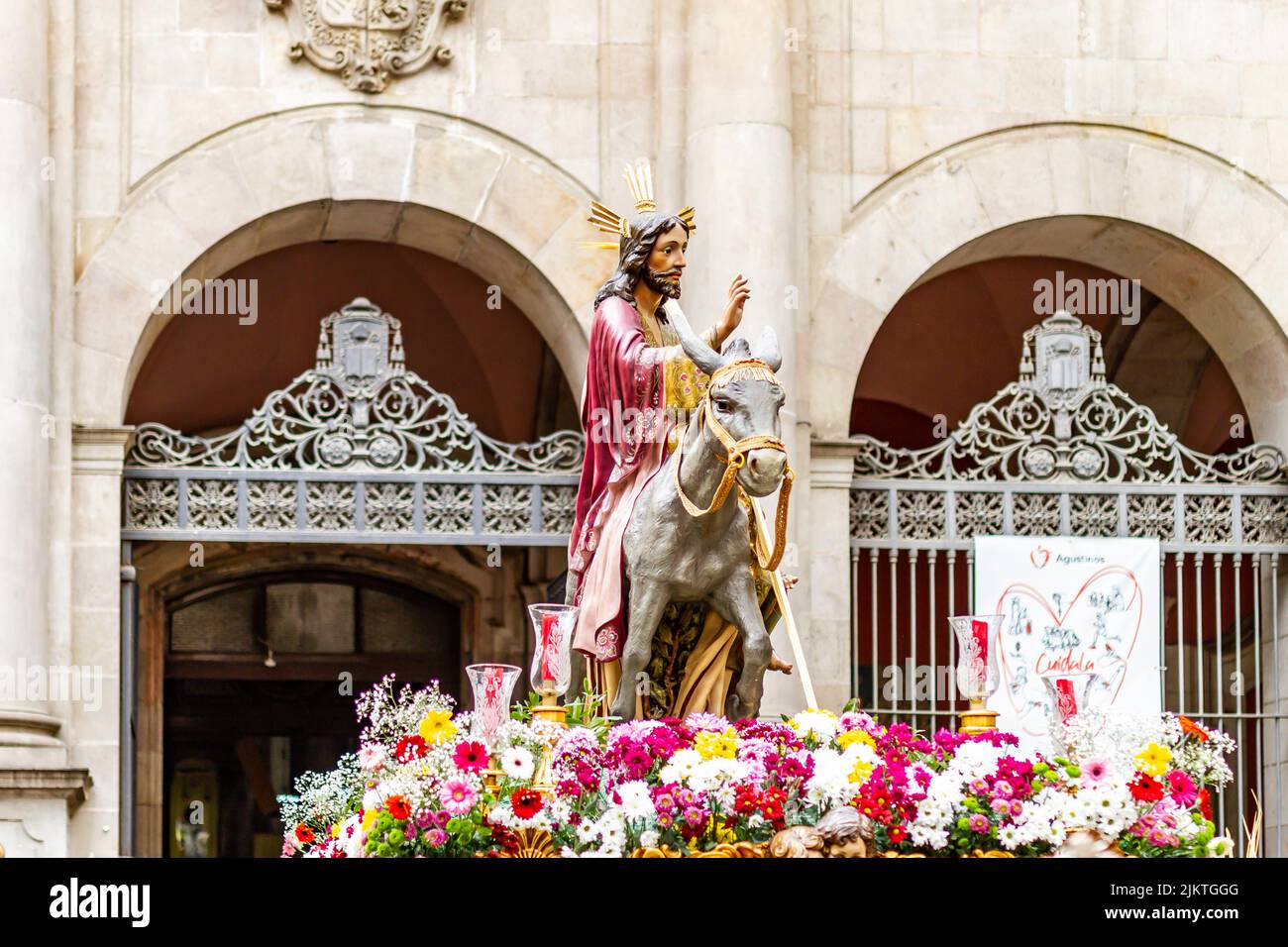 BARCELLONA, SPAGNA - 10 APRILE 2022: Processione della Borriquita (Domenica delle Palme) e fraternità del Padre nostro Gesù di grande potenza che lascia la Curca Foto Stock