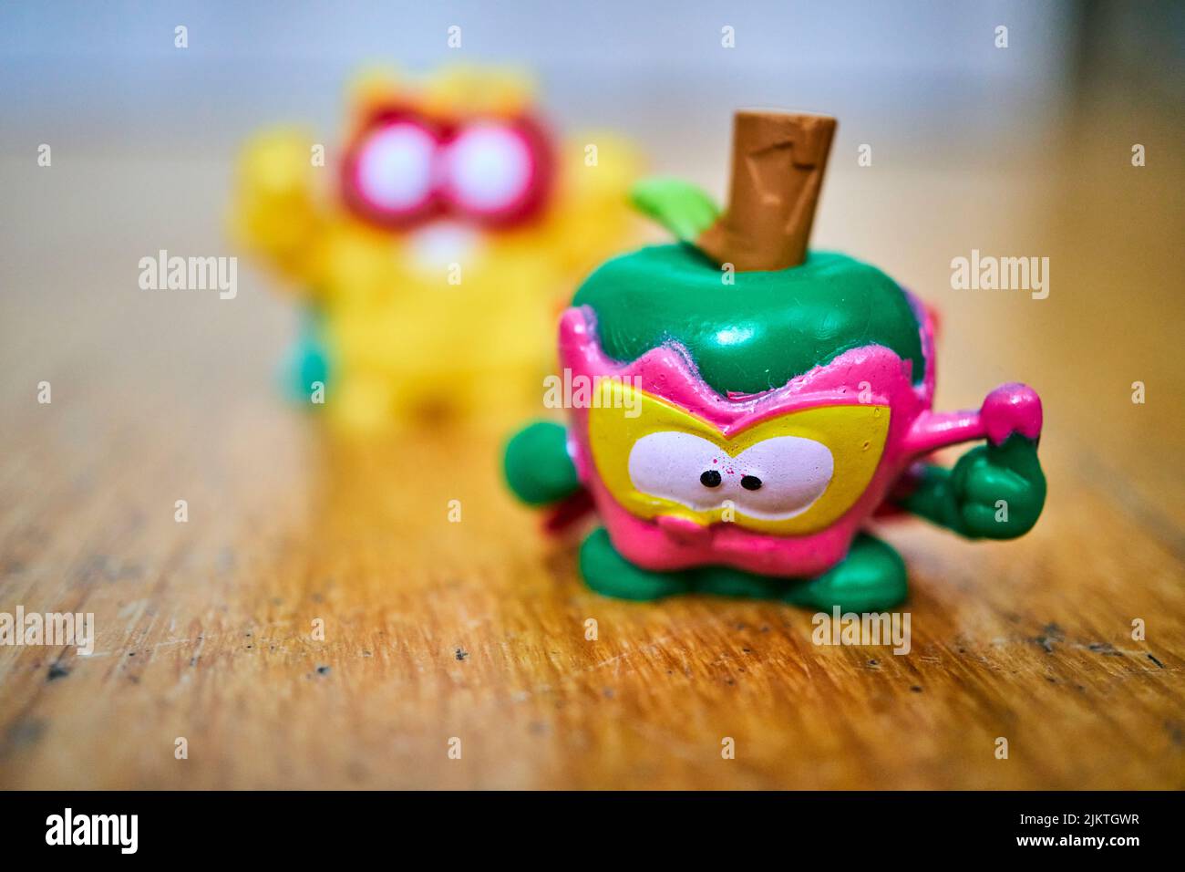 La scatola magica Superthings Kazoom Kids personaggio giocattolo verde a forma di mela della squadra di eroi Foto Stock
