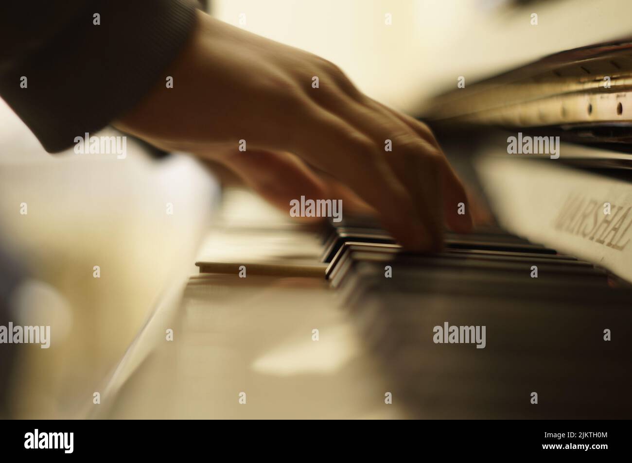 Una persona che suona il pianoforte in un'aula di musica all'interno della Shanghai Singapore International School Foto Stock
