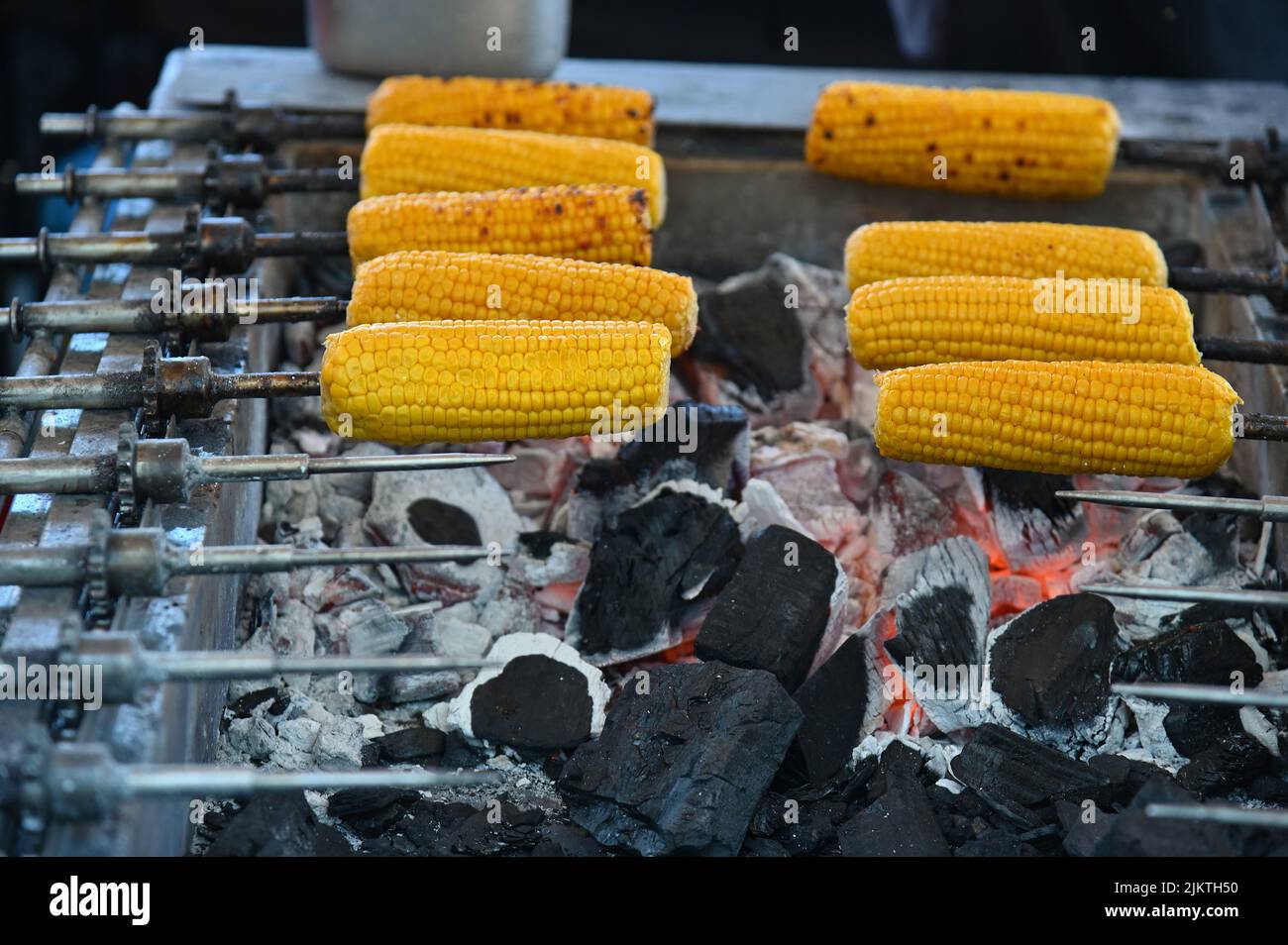 Un primo piano di pannocchie di mais che vengono cucinate sul barbecue Foto Stock
