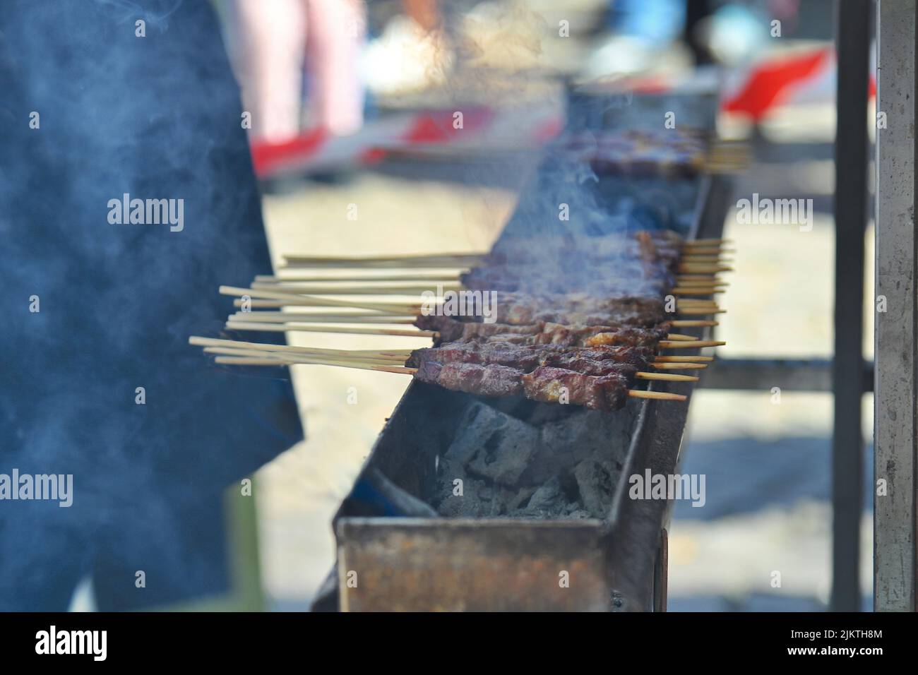 Un primo piano di spiedini tipici di agnello arrosticini che cucinano su un barbecue a carbone Foto Stock