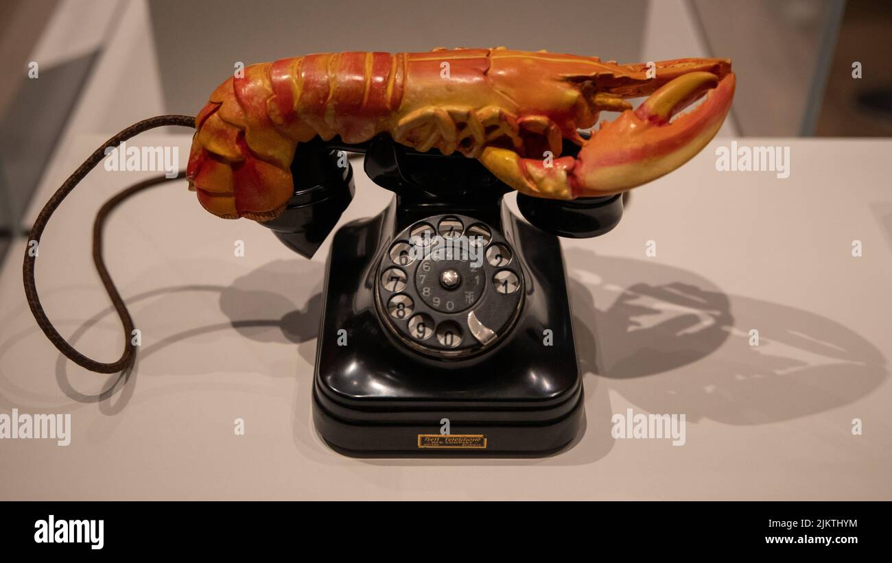 Un primo piano di un telefono a aragosta nella mostra Tate Modern Surrealismo Beyond Borders Foto Stock