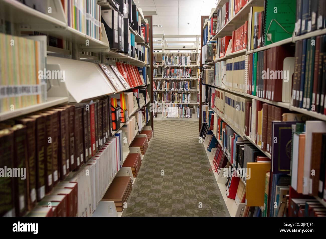 Columbia County, GA USA - 08 20 21: Columbia County Public Library interior file di libri su un corridoio Foto Stock