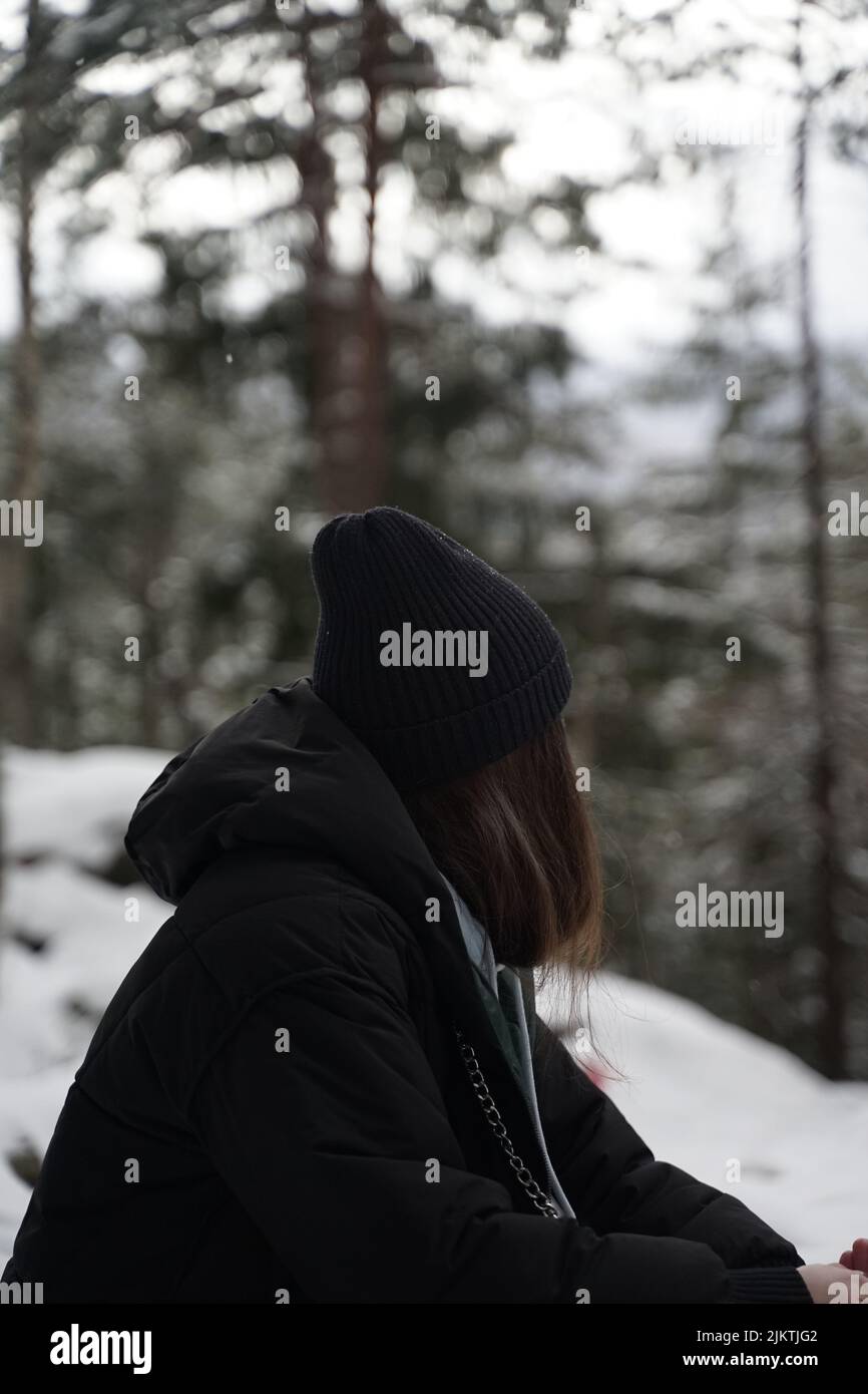 Primo piano di una giovane donna Ucraina in una foresta innevata Foto Stock