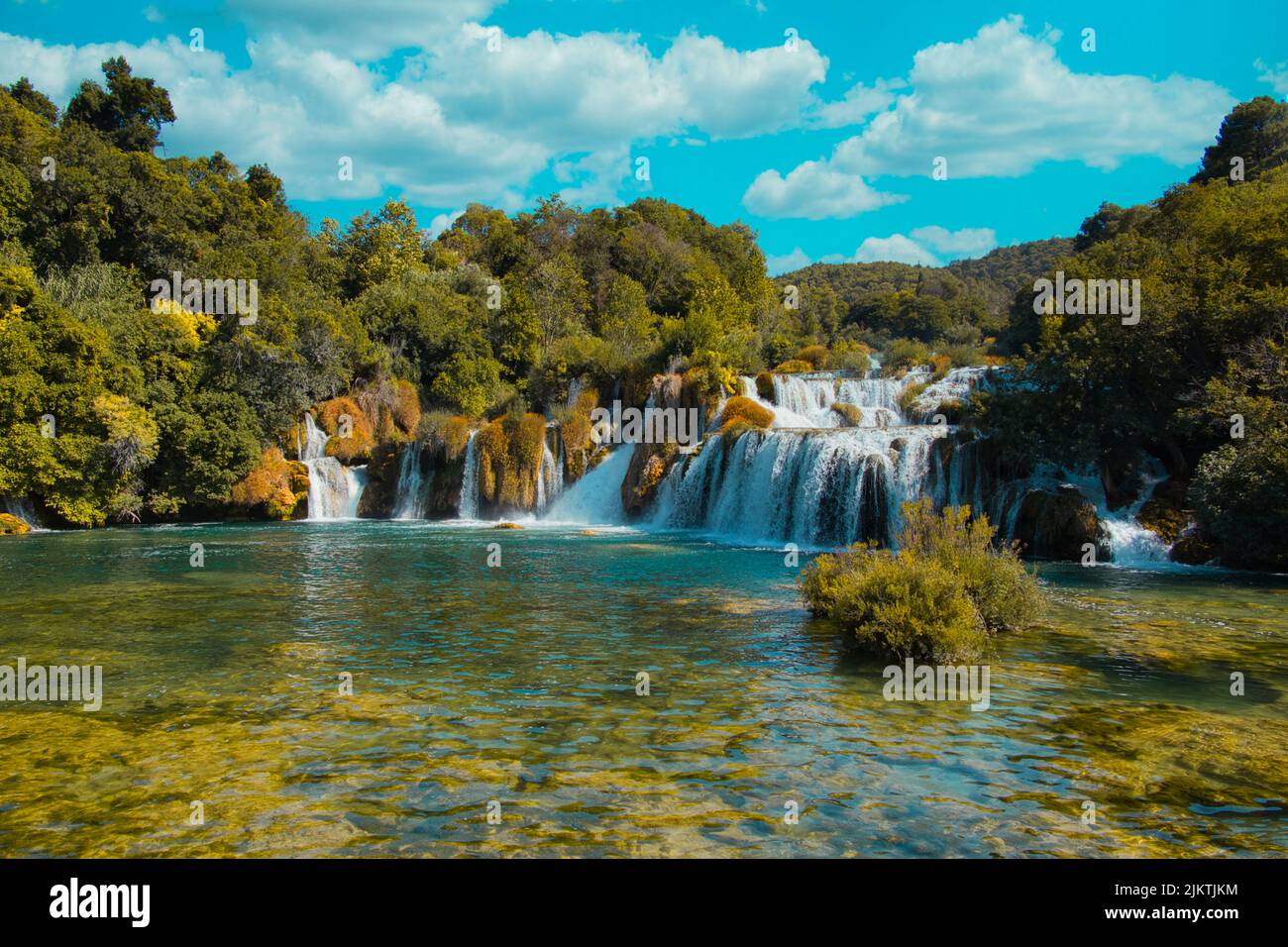 Un affascinante scenario cascata nella foresta in Croazia Foto Stock