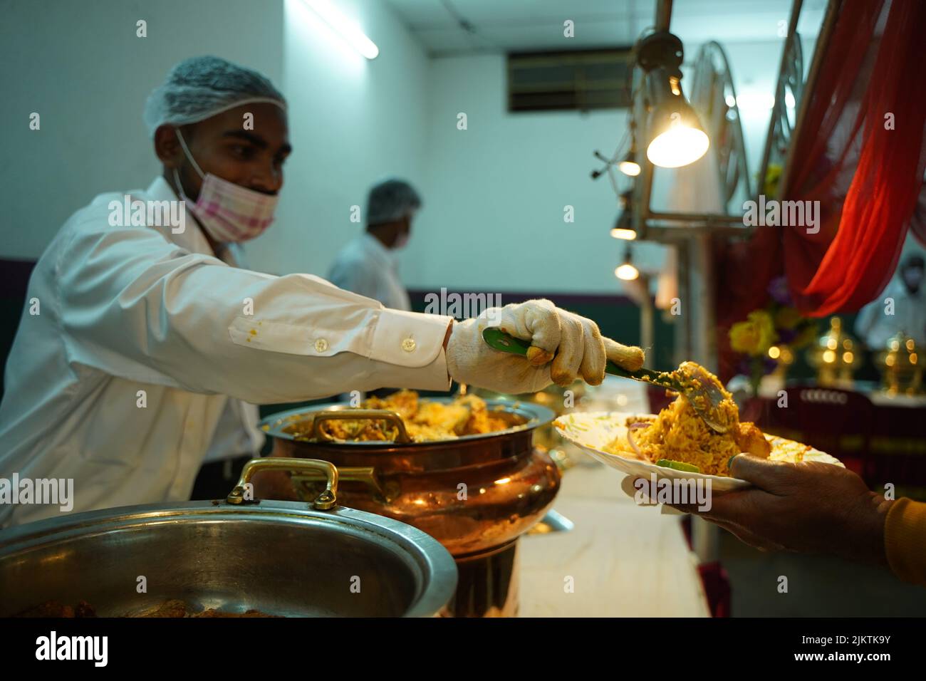 Un poco profondo colpo di fuoco di un equipaggio maschile di servizio di catering per matrimoni a Kolkata Foto Stock