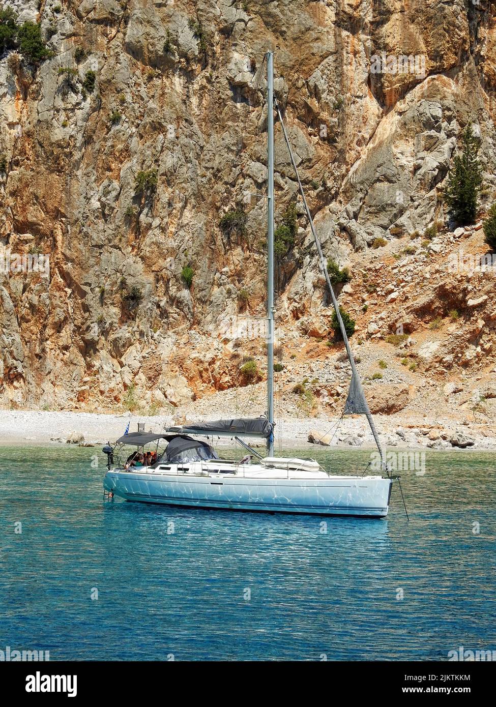 SYMI, GRECIA - 09 LUGLIO 2021: La baia di San Giorgio è una tappa molto popolare per i turisti per fare una nuotata nelle acque turchesi Foto Stock