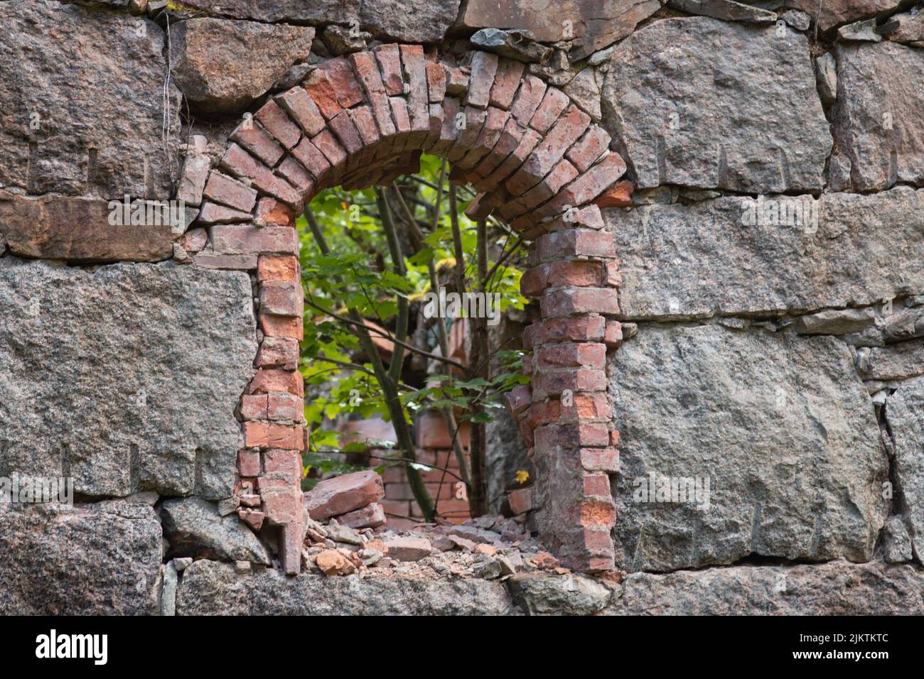vecchio muro di pietra distrutto Foto Stock