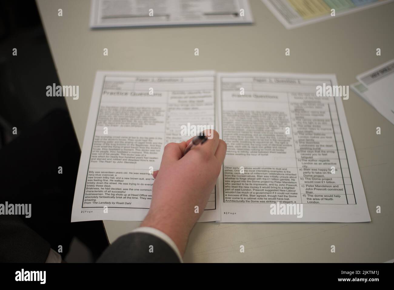 Un primo piano di una scrittura maschile Foto Stock