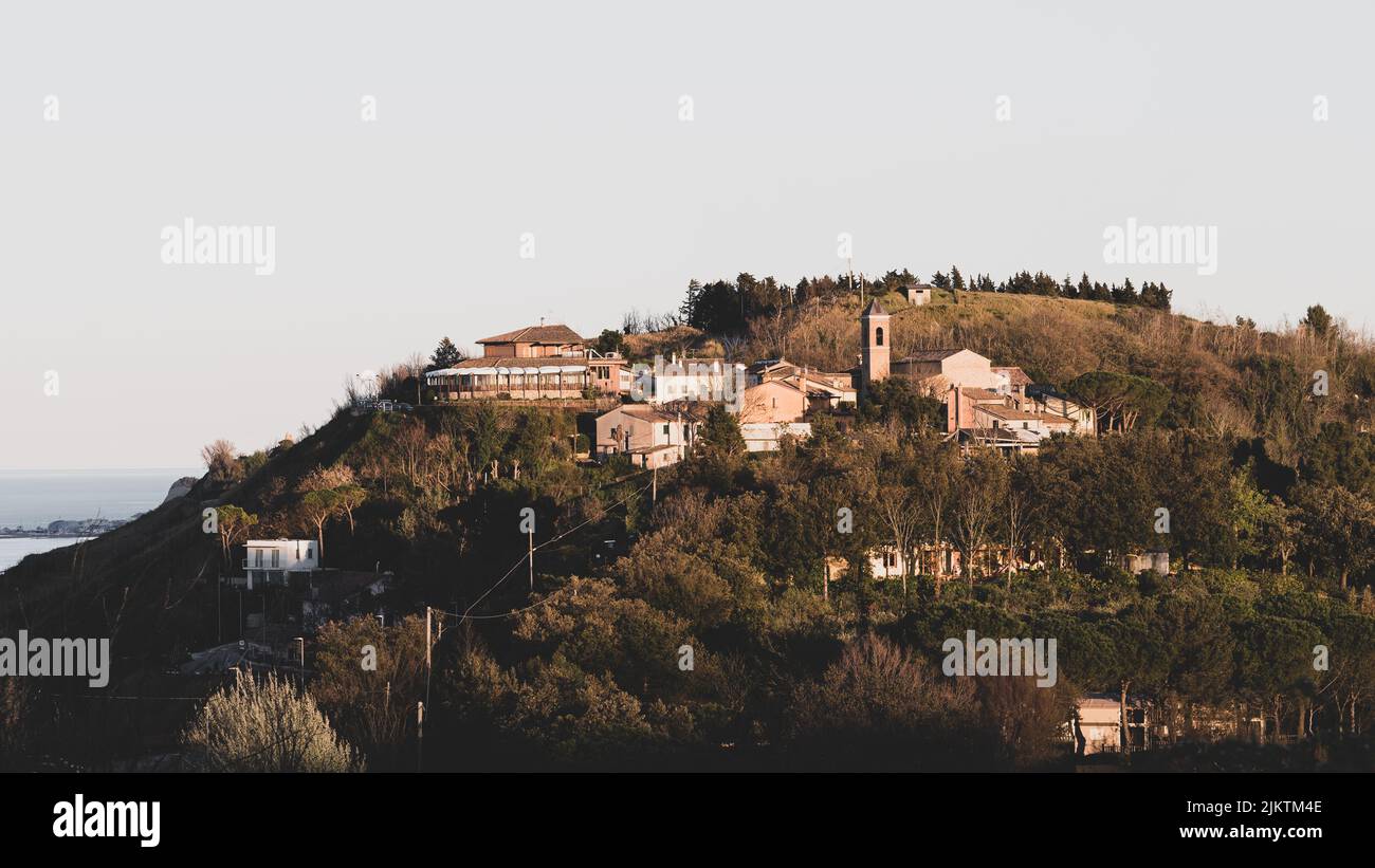 Uno scatto panoramico del bellissimo borgo medievale di Casteldimezzo nel parco di San Bartolo Foto Stock