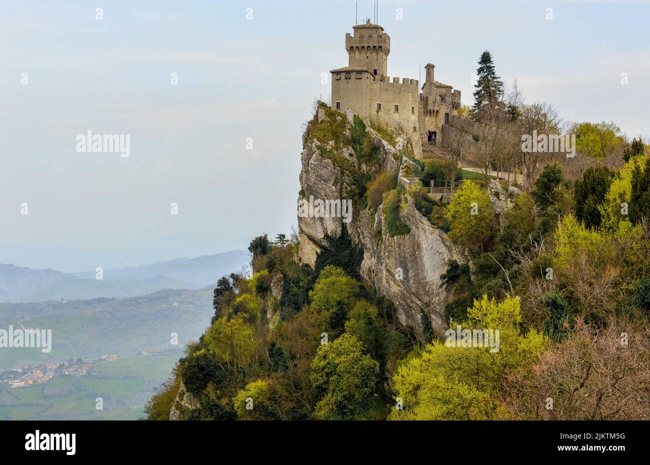 Un bellissimo scatto del castello della seconda Torre Falesia, un punto di riferimento storico a San Marino circondato da alberi forestali Foto Stock