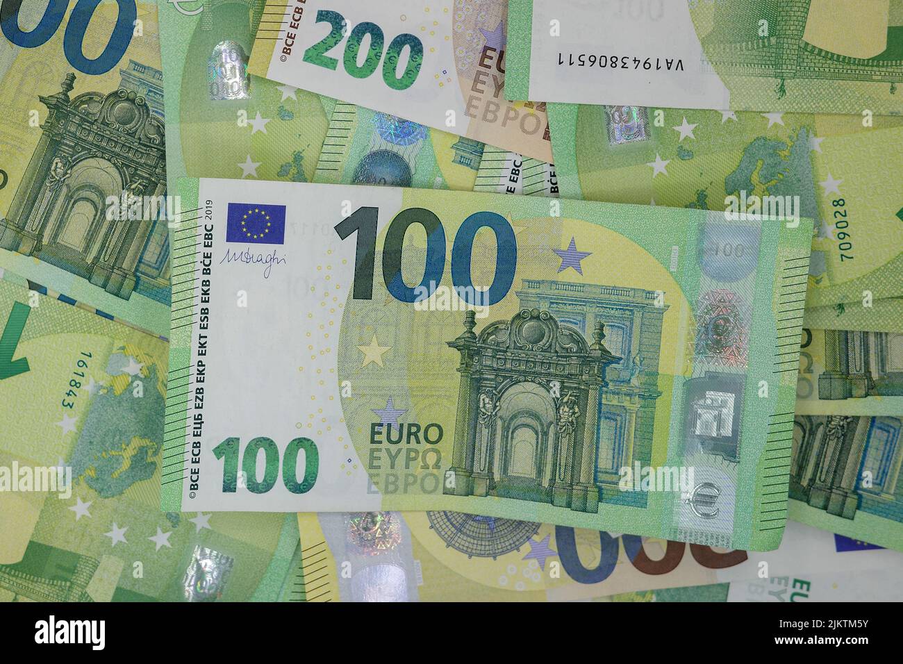 Un primo piano di 100 banconote da 200 euro schiacciate insieme. Foto Stock