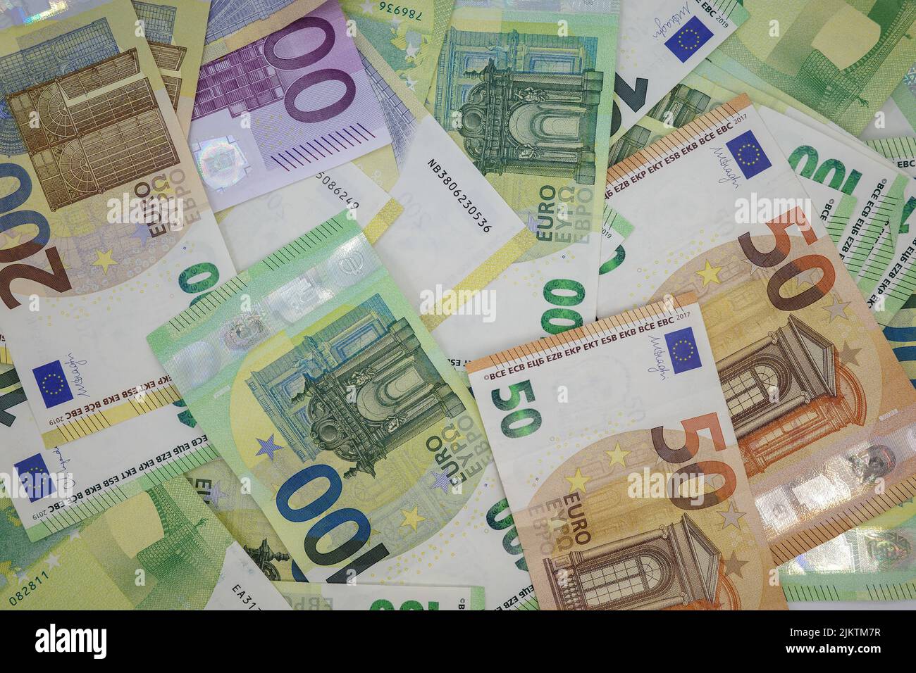 Un primo piano di un mucchio di banconote in euro schiacciate insieme. Foto Stock