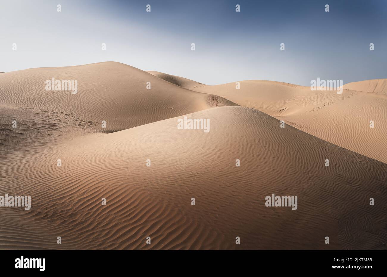 Le dune nel deserto sullo sfondo del cielo blu. Foto Stock
