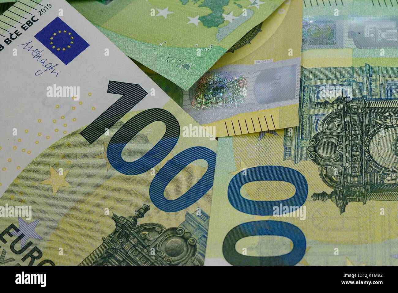 Un primo piano di 100 banconote in euro schiacciate insieme. Foto Stock