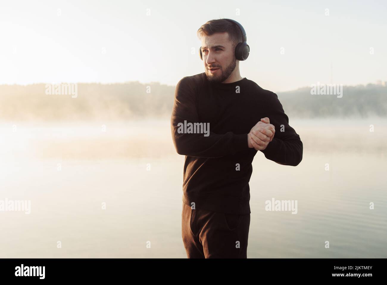 Uomo con cuffie che ascolta musica e che fa sport. Foto Stock