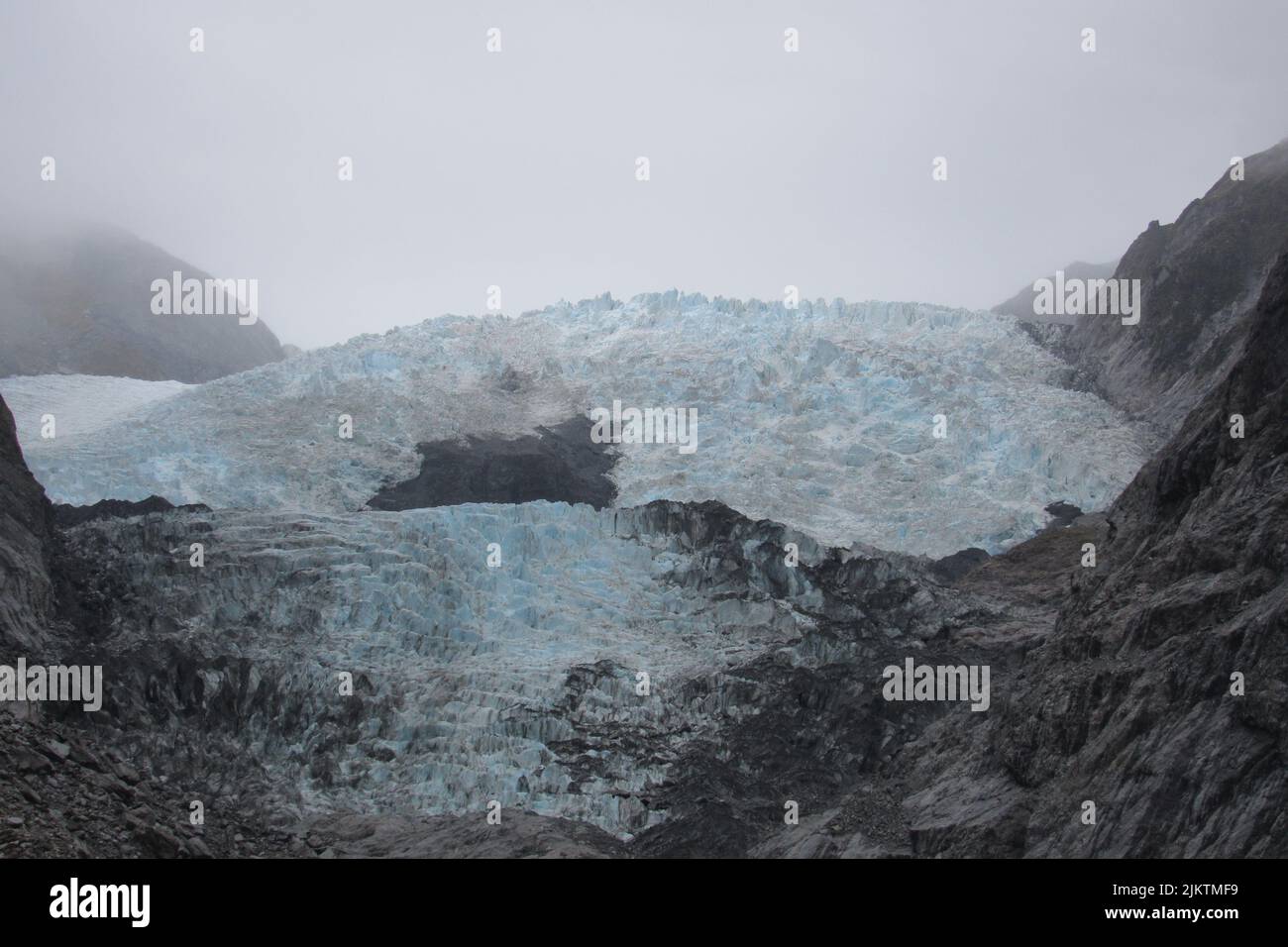 L'acqua ghiacciata è circondata da rocce. Foto Stock