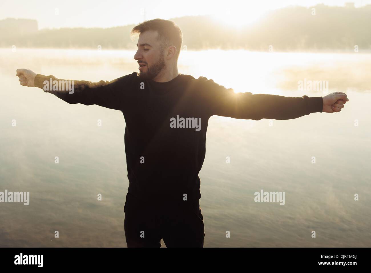 uomo ispirato che fa la sua routine mattutina, sport all'aperto, esercizio di ispirazione mattutina. Foto Stock