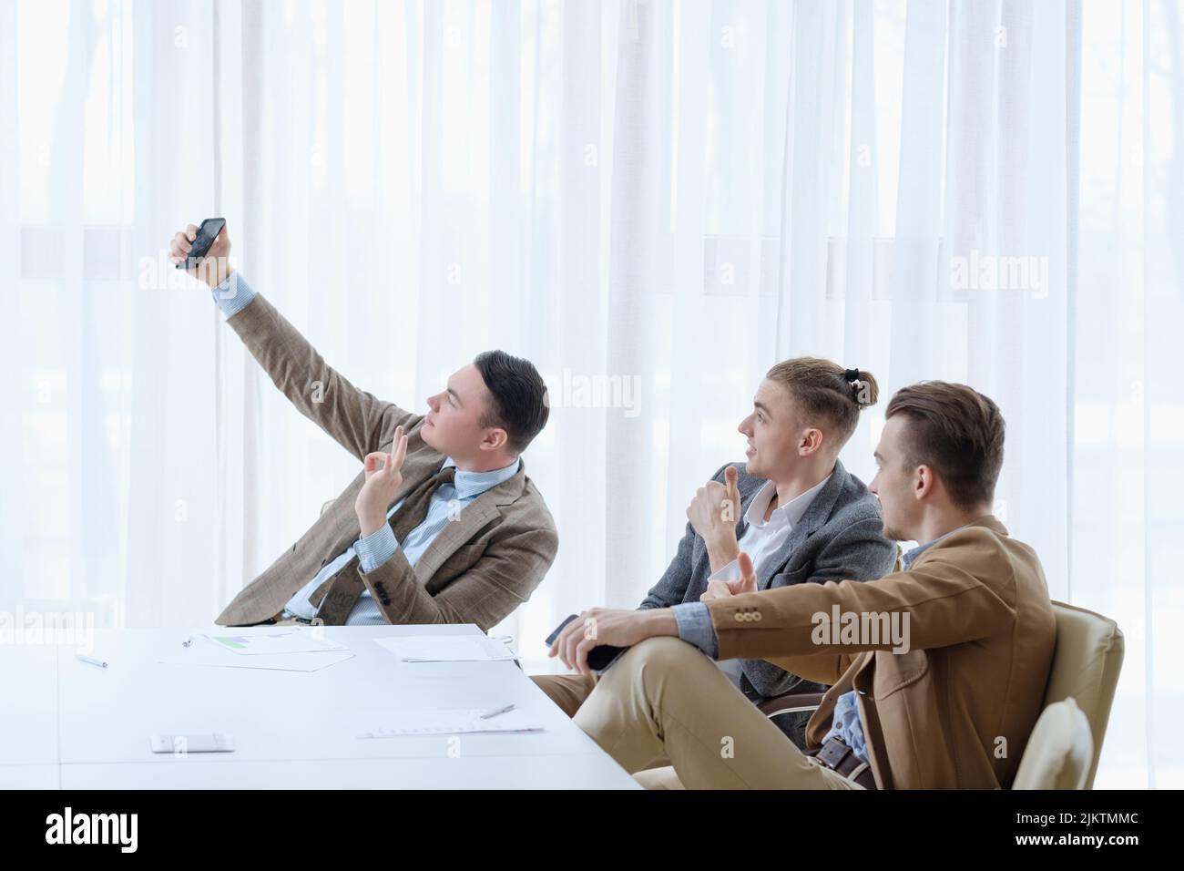 selfie dipendenza stile di vita uomini d'affari ufficio Foto Stock