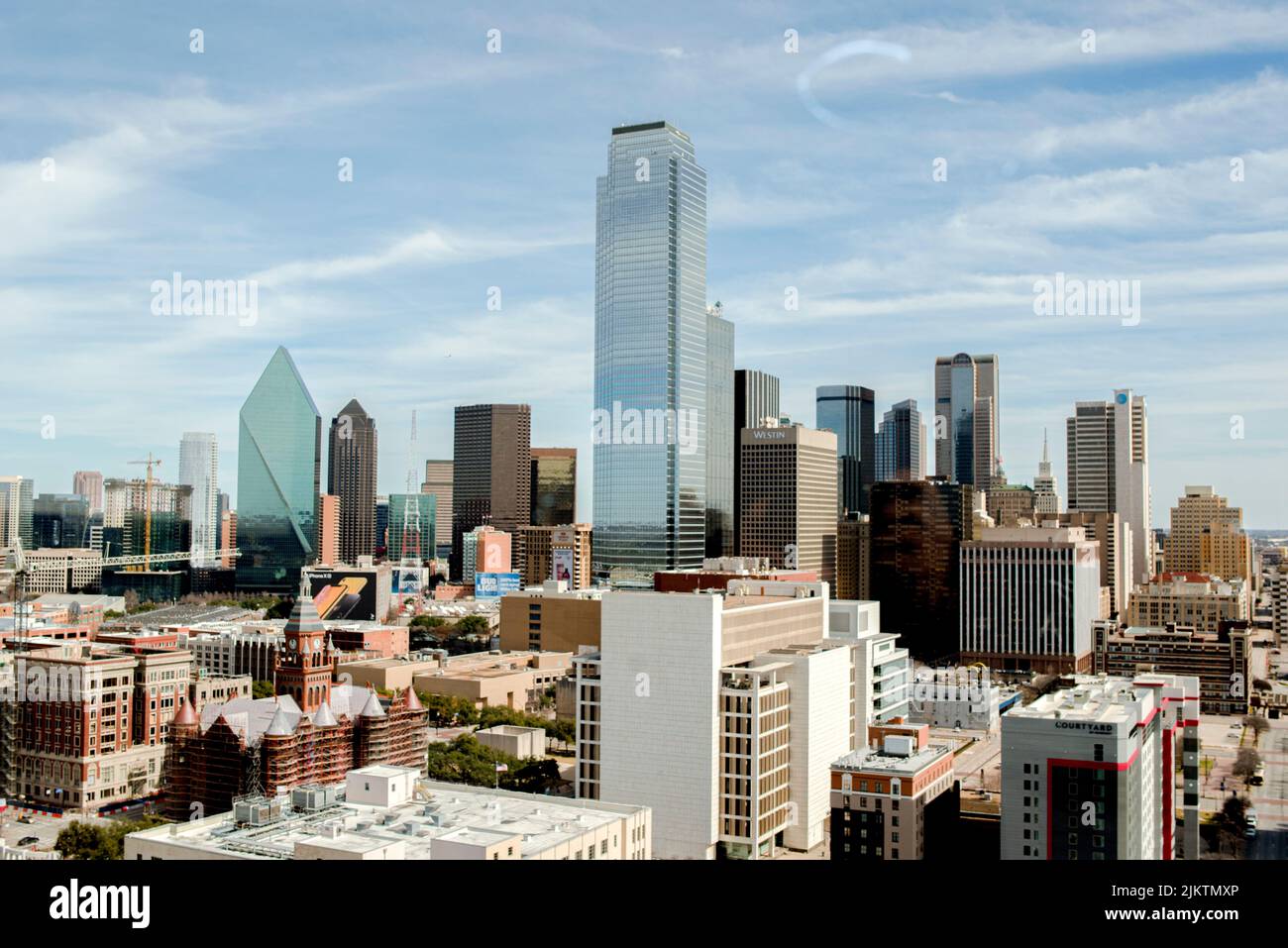 Lo skyline cittadino del centro di Dallas di giorno Foto Stock