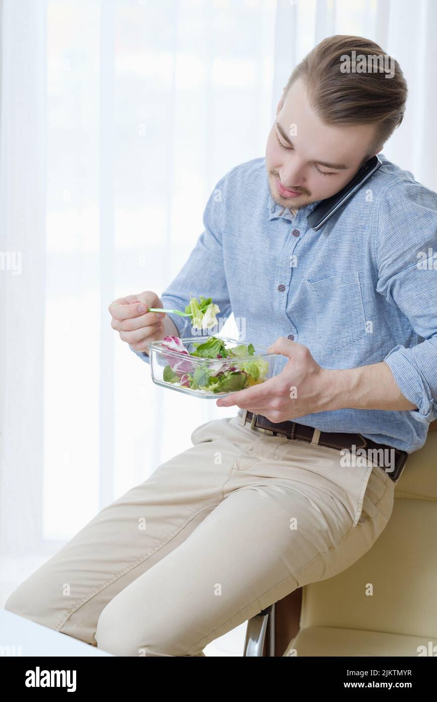 dieta sana ufficio dieta insalata pranzo Foto Stock