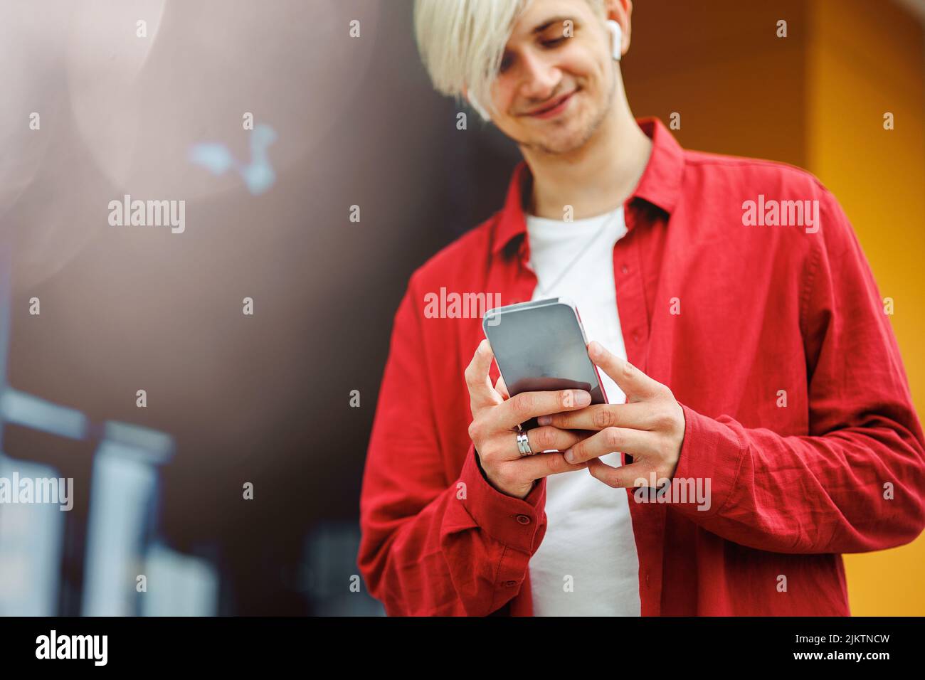 Giovane che comunica tramite smartphone mobile. Concetto di comunicazione. Foto Stock