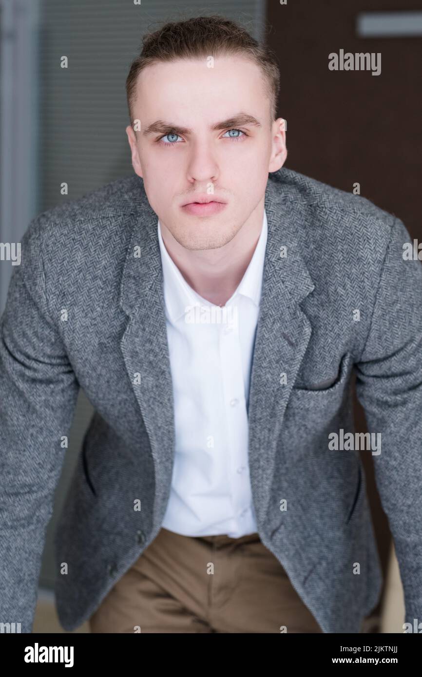 uomo d'affari serio sicuro e mirato elegante Foto Stock