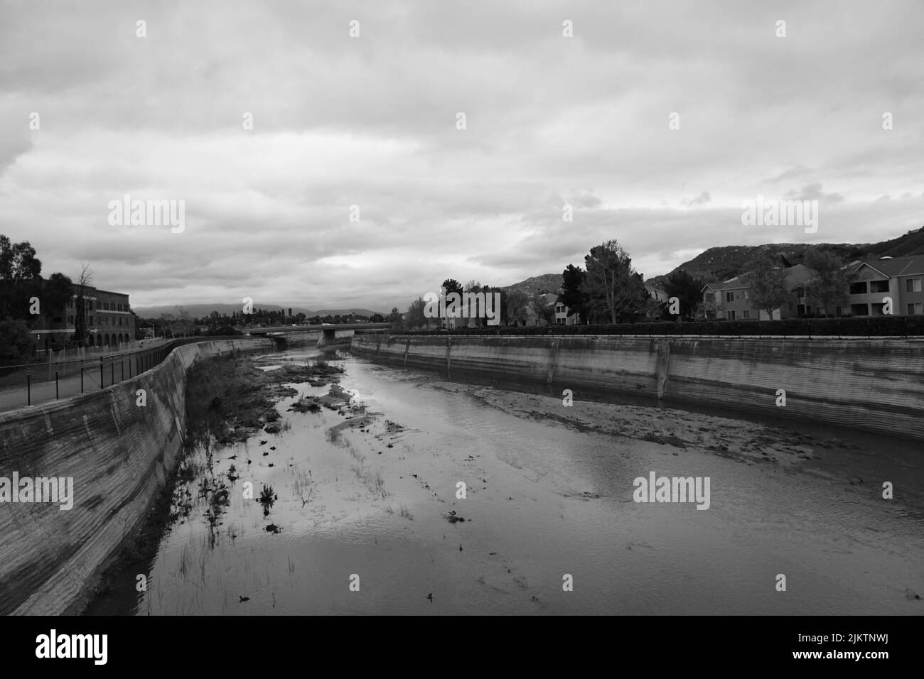 Un colpo di fiume in scala di grigi nel centro storico di Temecula, California, Stati Uniti Foto Stock