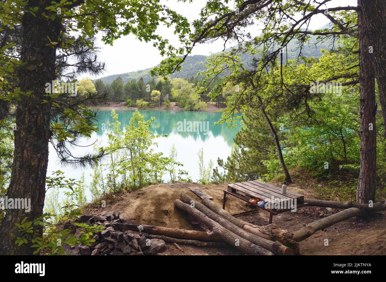 Una bella vista sul lago Yubileynoe vicino ad Alushta in Crimea con tronchi d'albero e un tavolo sulla riva Foto Stock