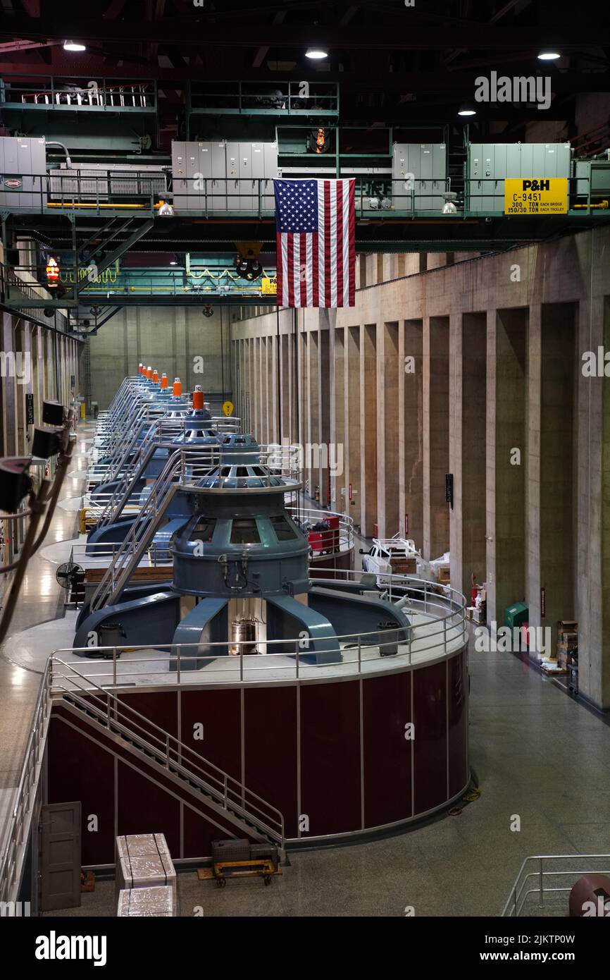 Un colpo verticale di turbine all'interno della diga di Hoover. Nevada, Arizona. Foto Stock