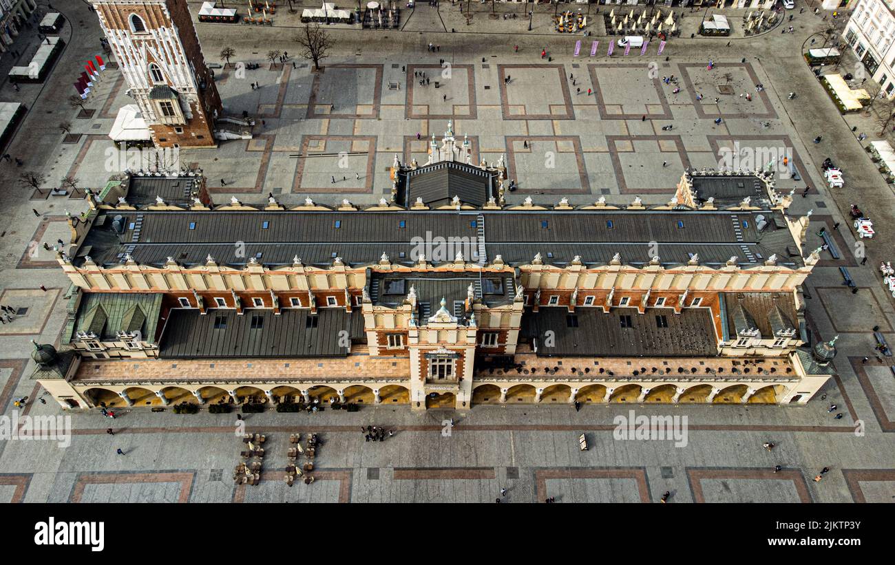 Una vista dall'alto della famosa Piazza principale e della Sala dei tessuti di Cracovia Foto Stock