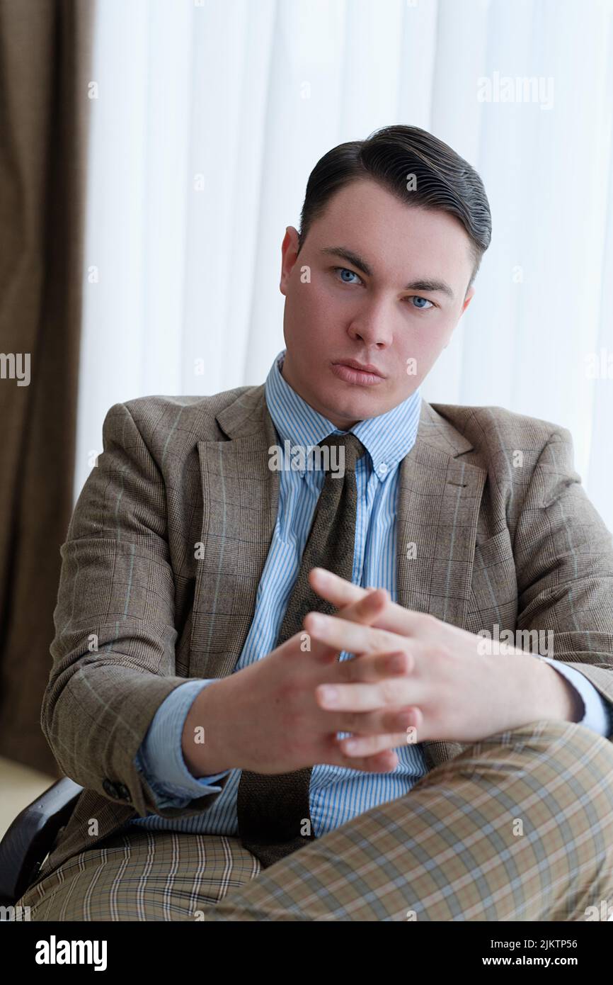 uomo d'affari serio sicuro e mirato elegante Foto Stock