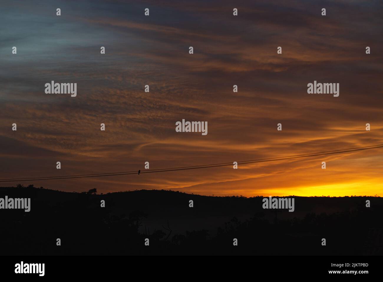 Una vista ipnotica di un tramonto panoramico con nuvole di cotone Foto Stock