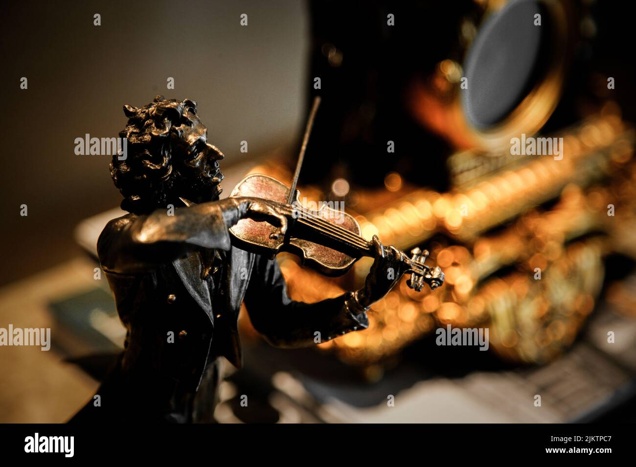 Primo piano di una piccola statua violinista. Messa a fuoco selezionata. Foto Stock