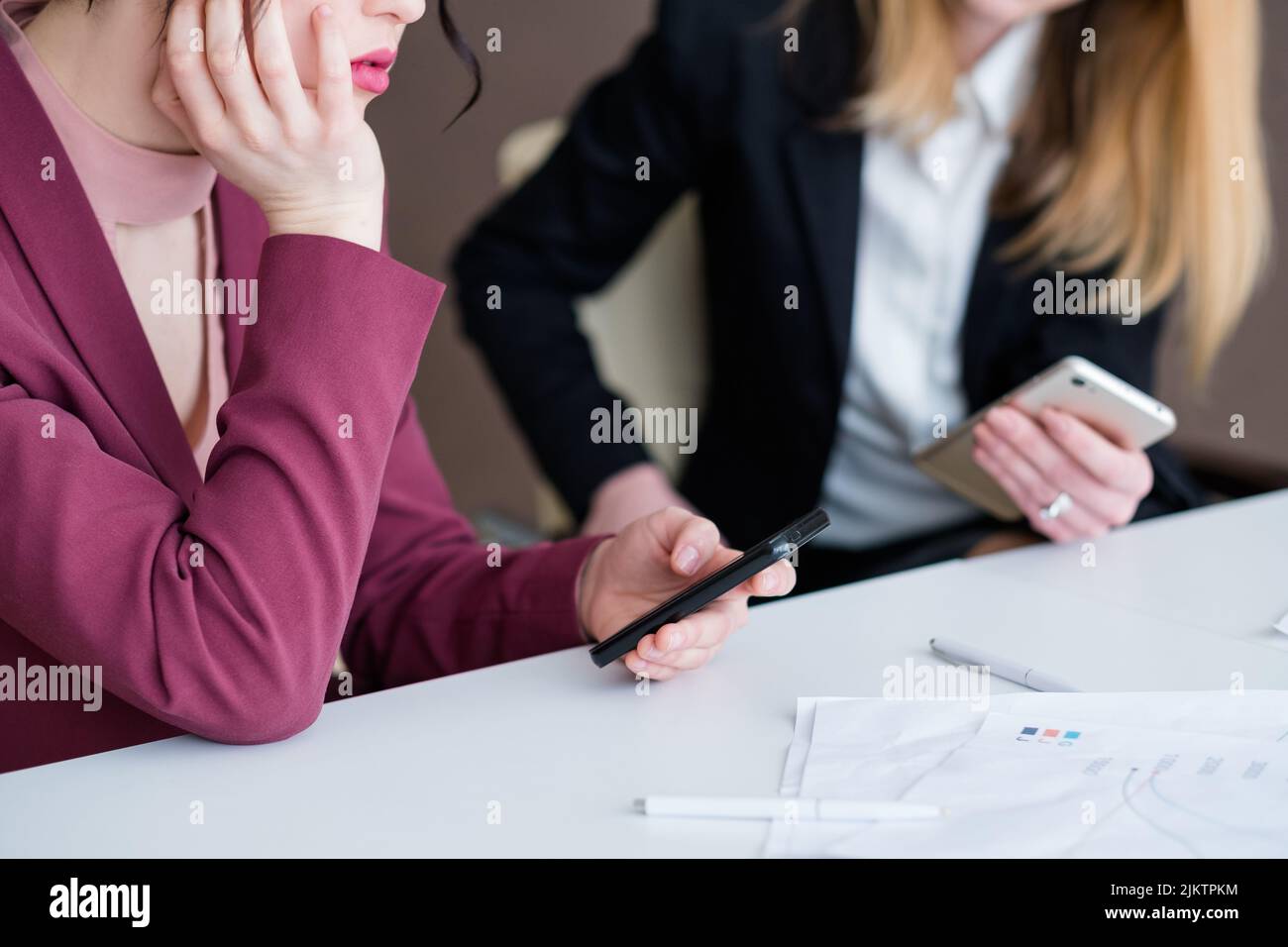 tecnologia dipendenza business donne telefono inattivo Foto Stock